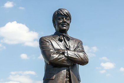 На Троекуровском кладбище появился памятник Юдашкину На Троекуровском кладбище появился памятник Юдашкину