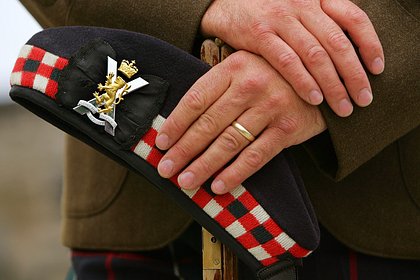 Британия заподозрила Китай в шпионаже через значки на фуражках Британия заподозрила Китай в шпионаже через значки на фуражках
