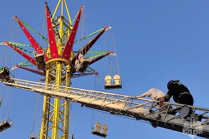 Посетителей аттракциона эвакуировали с 12-метровой высоты в российском городе Посетителей аттракциона эвакуировали с 12-метровой высоты в российском городе