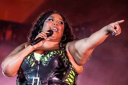 Тучная рэперша Lizzo прошлась на публике в мини-юбке и показала целлюлит Тучная рэперша Lizzo прошлась на публике в мини-юбке и показала целлюлит