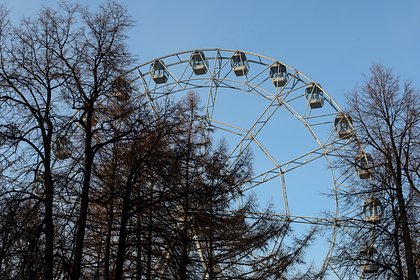 В России шесть человек оказались заблокированы на колесе обозрения после удара молнии В России шесть человек оказались заблокированы на колесе обозрения после удара молнии