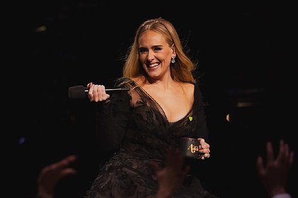 Адель вышла на сцену в наряде от Юдашкина Адель вышла на сцену в наряде от Юдашкина