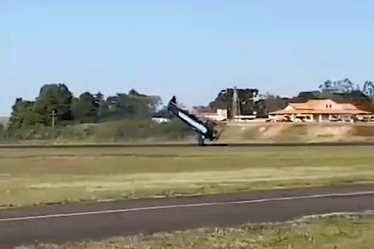 Самолет перевернулся во время посадки в Бразилии и попал на видео Самолет перевернулся во время посадки в Бразилии и попал на видео