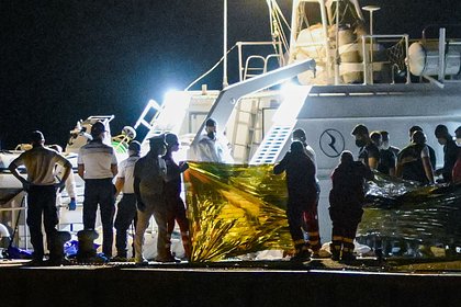 Десятки человек погибли при крушении лодки с мигрантами у берегов Италии Десятки человек погибли при крушении лодки с мигрантами у берегов Италии