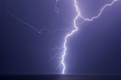Отдыхавшая на пляже с семьей девочка получила удар молнии на глазах родителей и не выжила Отдыхавшая на пляже с семьей девочка получила удар молнии на глазах родителей и не выжила