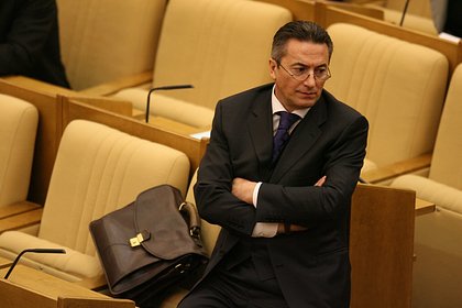 В доме экс-депутата Госдумы выломали дверь и провели обыски В доме экс-депутата Госдумы выломали дверь и провели обыски