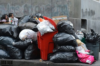 Пару оштрафовали на 135 тысяч рублей за уборку мусора с улицы Пару оштрафовали на 135 тысяч рублей за уборку мусора с улицы