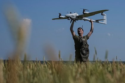 Украинский дрон бросил взрывчатку на крышу машины под Курском