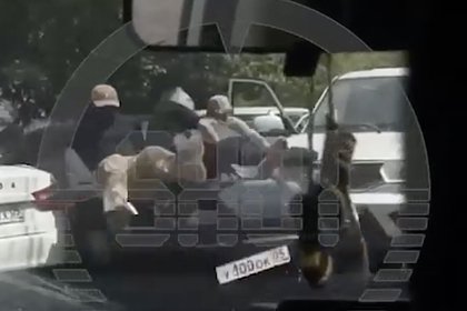 Момент наезда наркодиллера на двоих силовиков из Махачкалы попал на видео Момент наезда наркодиллера на двоих силовиков из Махачкалы попал на видео