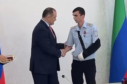 В России наградили вставшего на пути террористов из Дагестана полицейского В России наградили вставшего на пути террористов из Дагестана полицейского