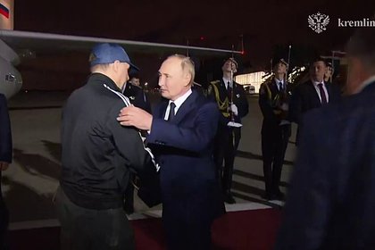 «Родина о вас никогда не забывала». Путин встретил в аэропорту вернувшихся по обмену россиян «Родина о вас никогда не забывала». Путин встретил в аэропорту вернувшихся по обмену россиян