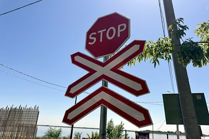 Дежурная по переезду в последний момент спасла россиянку из-под поезда и попала на видео Дежурная по переезду в последний момент спасла россиянку из-под поезда и попала на видео