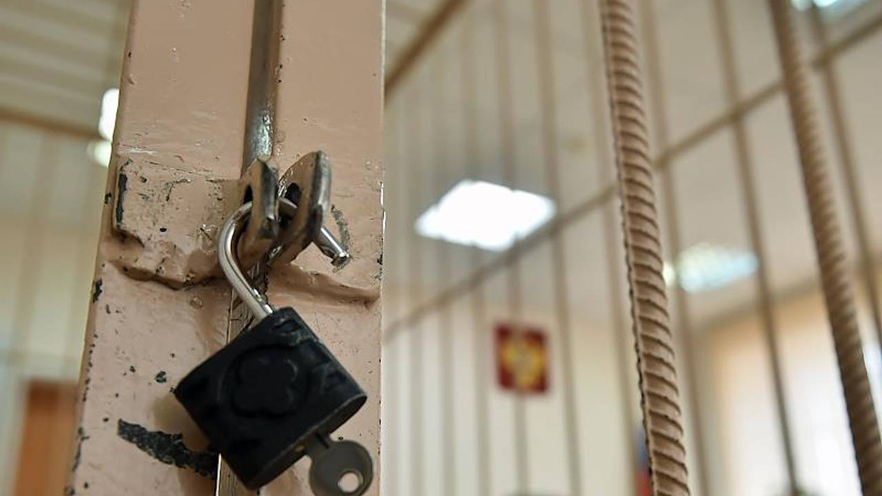 На видео из суда обвиняемый в рекордной взятке следователь встретил приговор с улыбкой На видео из суда обвиняемый в рекордной взятке следователь встретил приговор с улыбкой