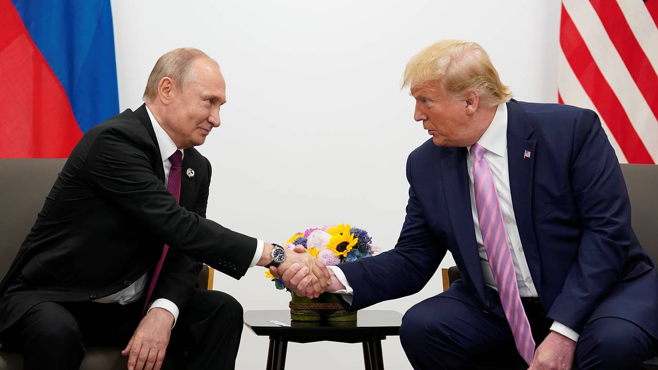 Трампа обвинили в поддержании контактов с Путиным после ухода с поста президента США Трампа обвинили в поддержании контактов с Путиным после ухода с поста президента США