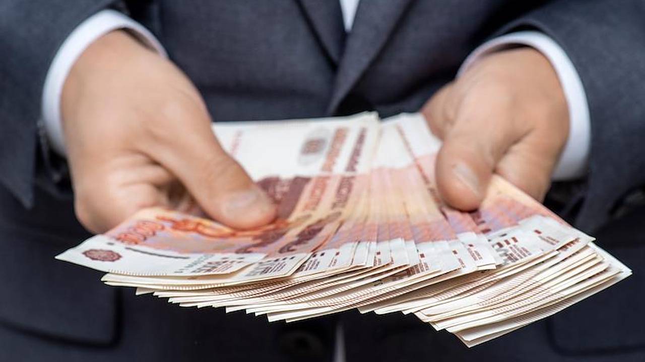 Россияне назвали зарплаты богатых и бедных Россияне назвали зарплаты богатых и бедных