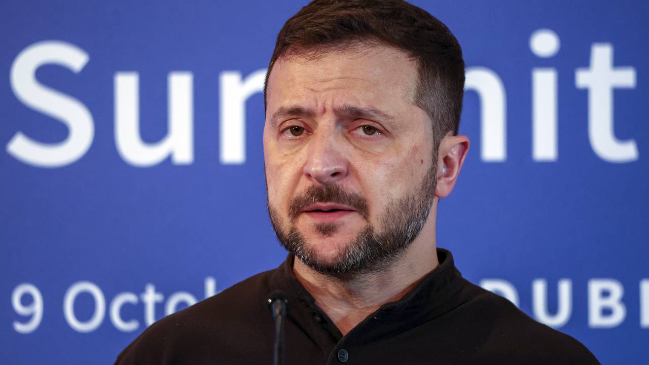Зеленский прилетел в Париж и встретился с Макроном Зеленский прилетел в Париж и встретился с Макроном