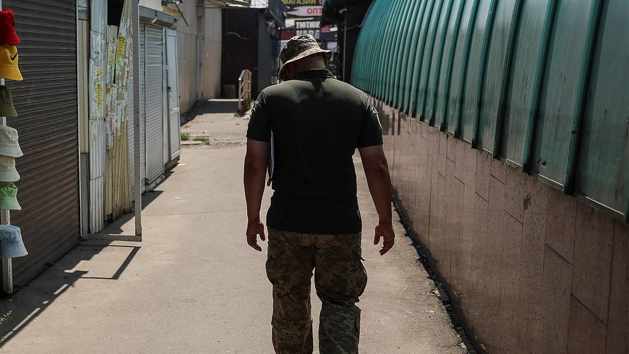 На Украине сотрудники военкомата в поисках новобранцев заблокировали ресторан На Украине сотрудники военкомата в поисках новобранцев заблокировали ресторан