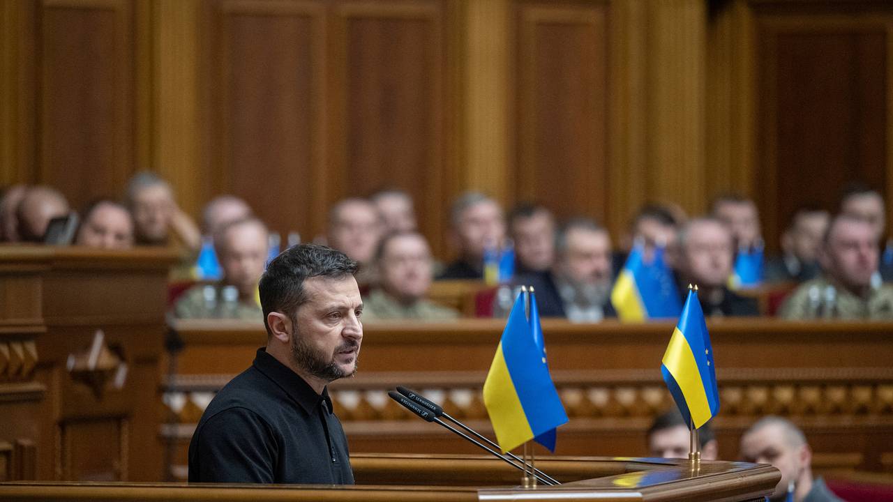 В Раде посчитали презентацию «плана победы» сигналом о проблемах на фронте В Раде посчитали презентацию «плана победы» сигналом о проблемах на фронте