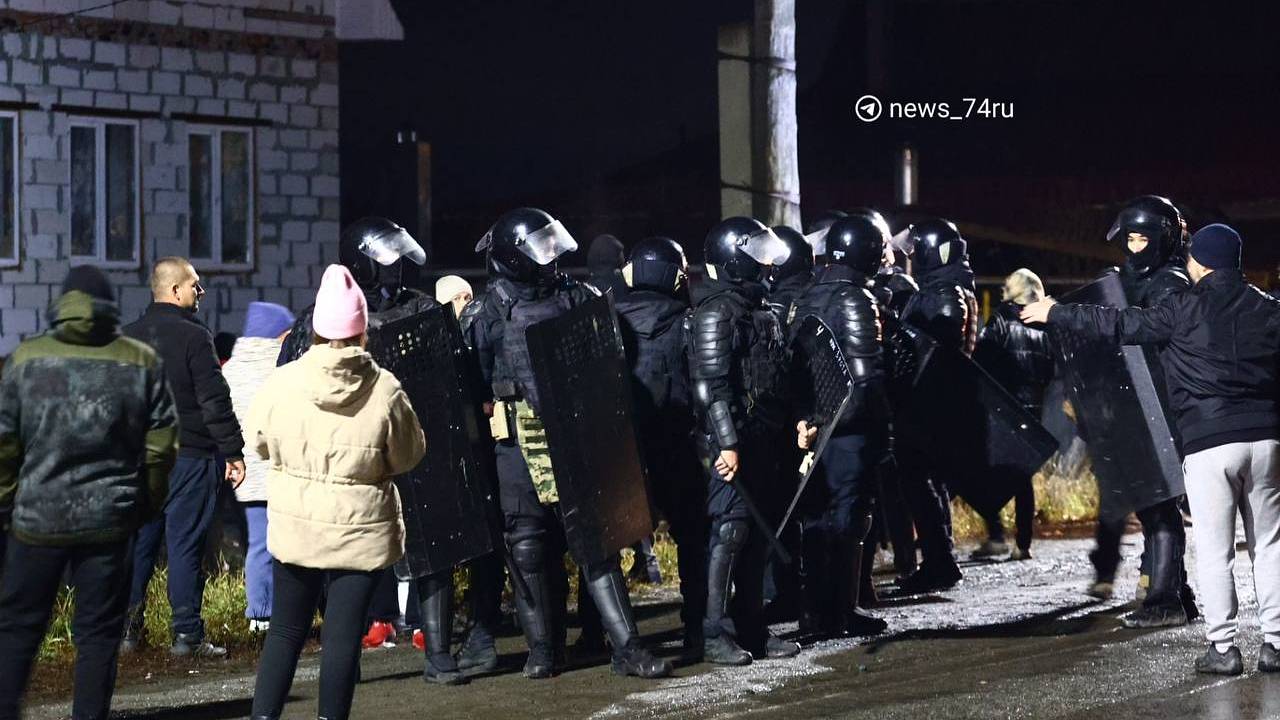 В Коркино силовики начали задерживать людей на фоне цыганского погрома В Коркино силовики начали задерживать людей на фоне цыганского погрома