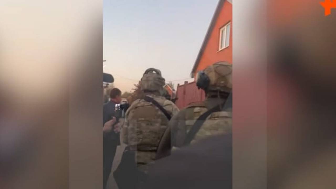 Штурм здания с напавшим на полицейского россиянином попал на видео Штурм здания с напавшим на полицейского россиянином попал на видео