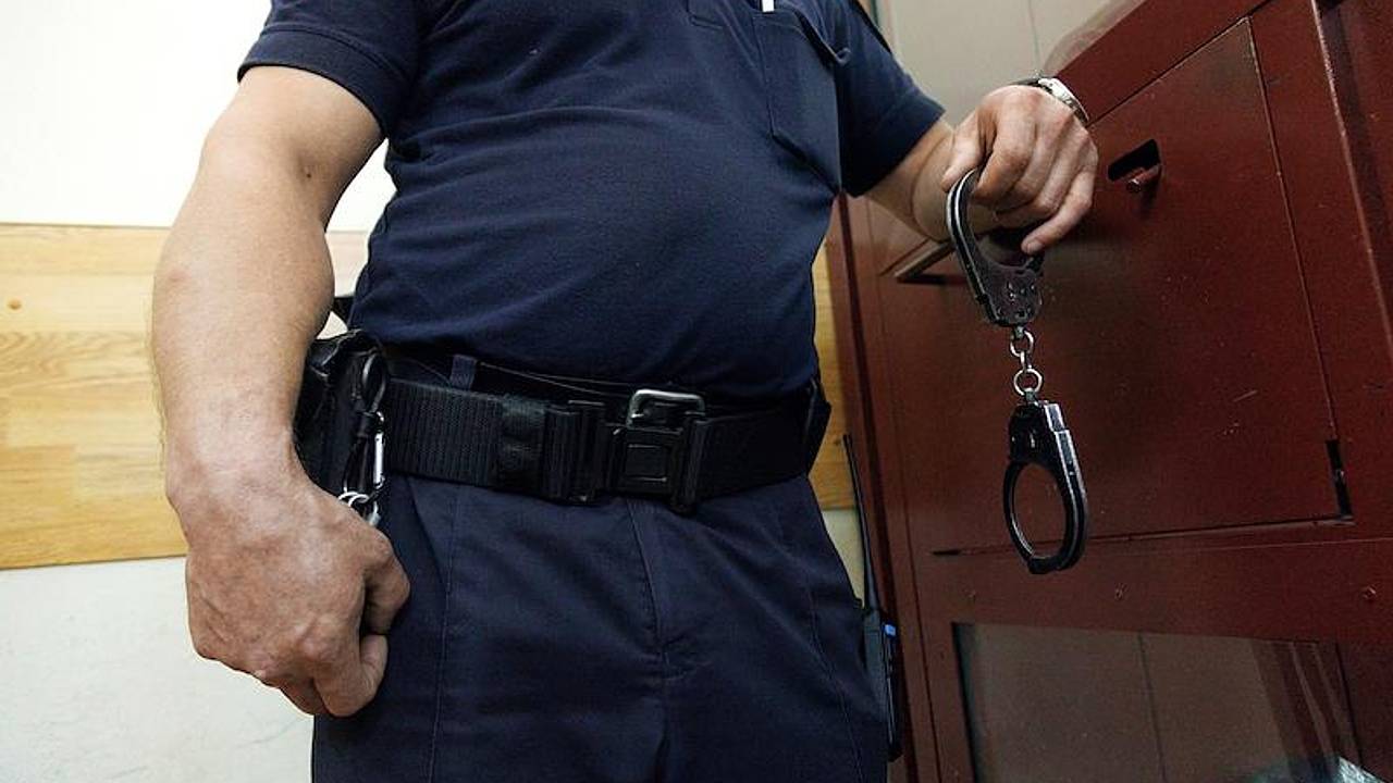 Пьяная женщина подожгла флаг России и была задержана Пьяная женщина подожгла флаг России и была задержана