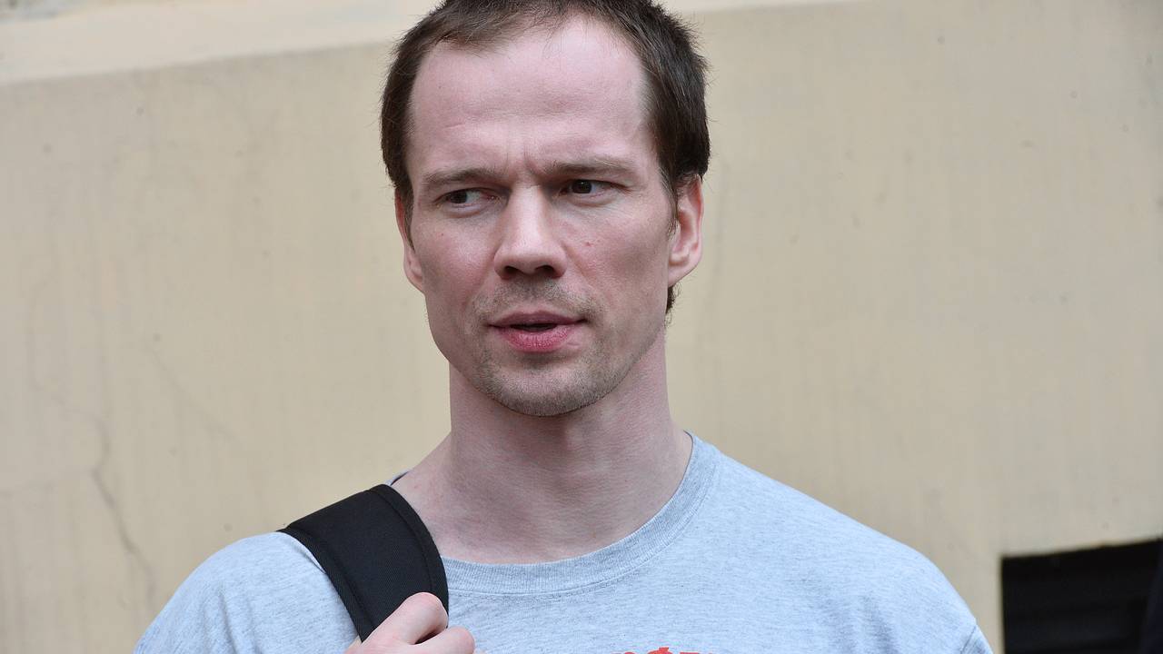 Вдова воевавшего за ВСУ Дадина обвинила сослуживцев в его смерти. Она считает, что ее супруг мог получить «пулю в спину» Вдова воевавшего за ВСУ Дадина обвинила сослуживцев в его смерти. Она считает, что ее супруг мог получить «пулю в спину»