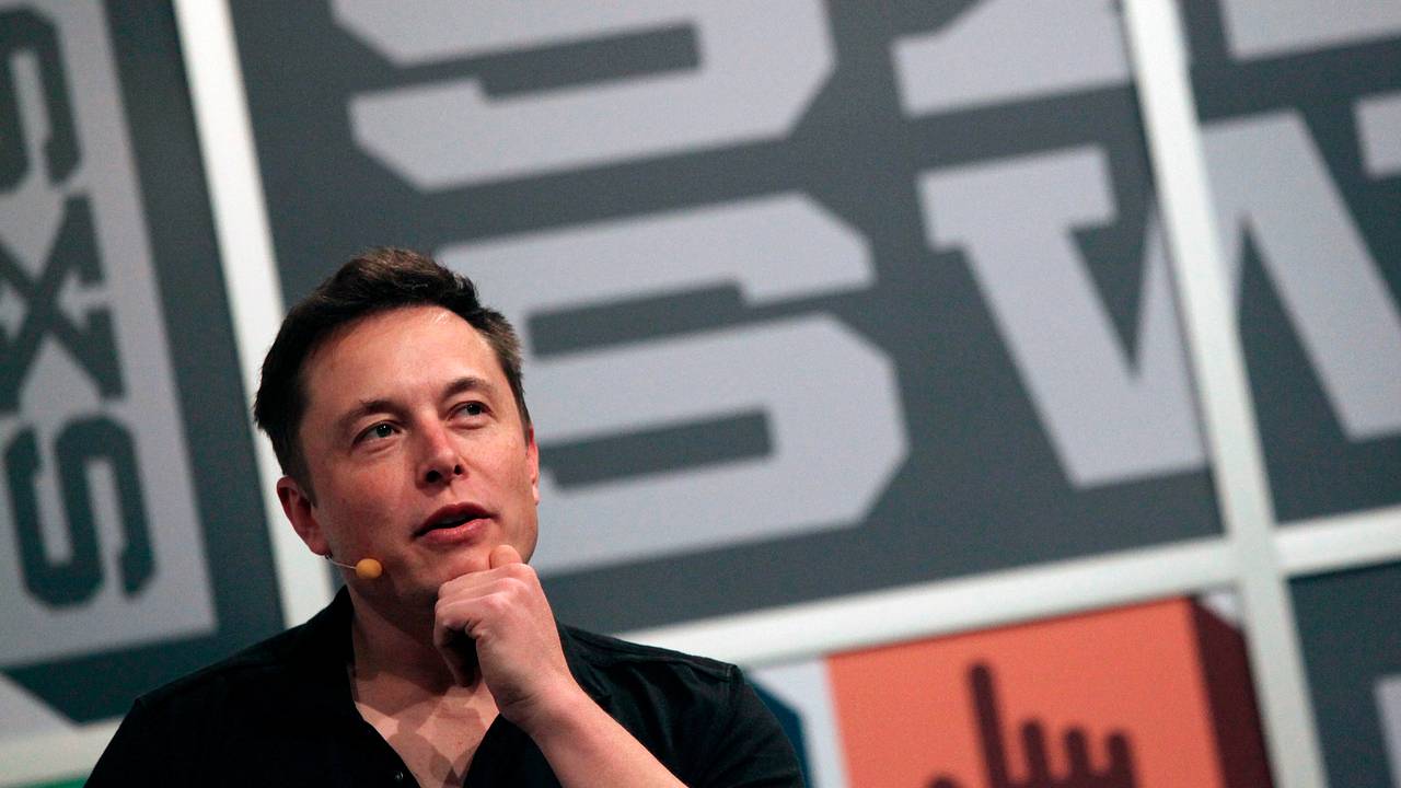 Маск оценил вероятность создания смартфона Tesla Маск оценил вероятность создания смартфона Tesla