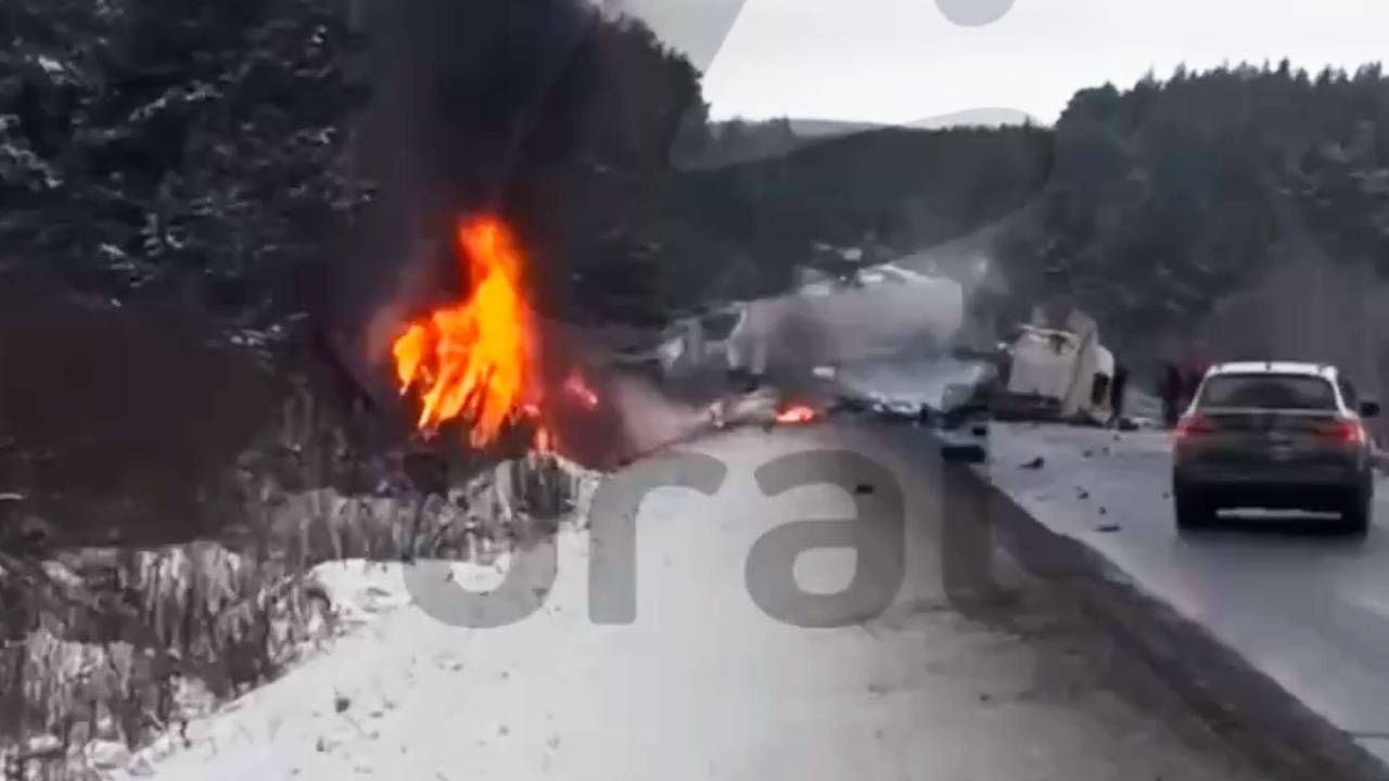 Полыхающую разорванную пополам фуру на российской трассе сняли на видео Полыхающую разорванную пополам фуру на российской трассе сняли на видео