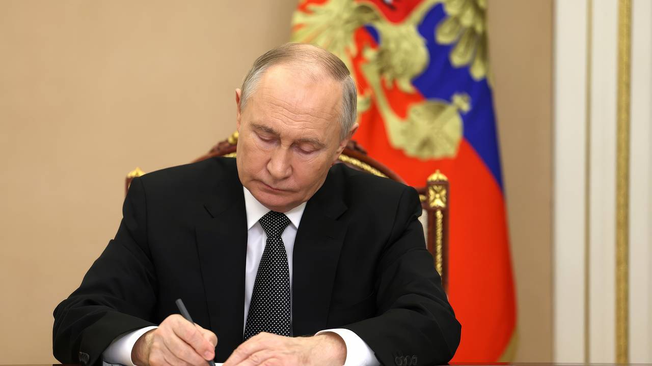 Путин подписал закон о блокировке сайтов с незаконными услугами миграции Путин подписал закон о блокировке сайтов с незаконными услугами миграции