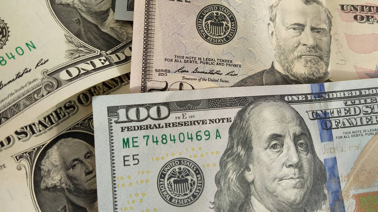 Россияне понесли доллары и евро в обменники Россияне понесли доллары и евро в обменники