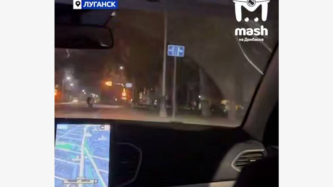 В ЛНР женщина с голой грудью бросалась на машины и попала на видео В ЛНР женщина с голой грудью бросалась на машины и попала на видео