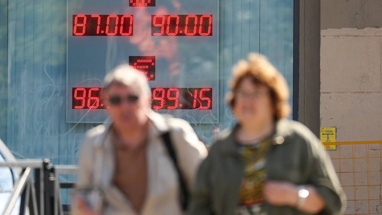 Экономист предсказал будущее курса доллара после роста выше 99 рублей Экономист предсказал будущее курса доллара после роста выше 99 рублей