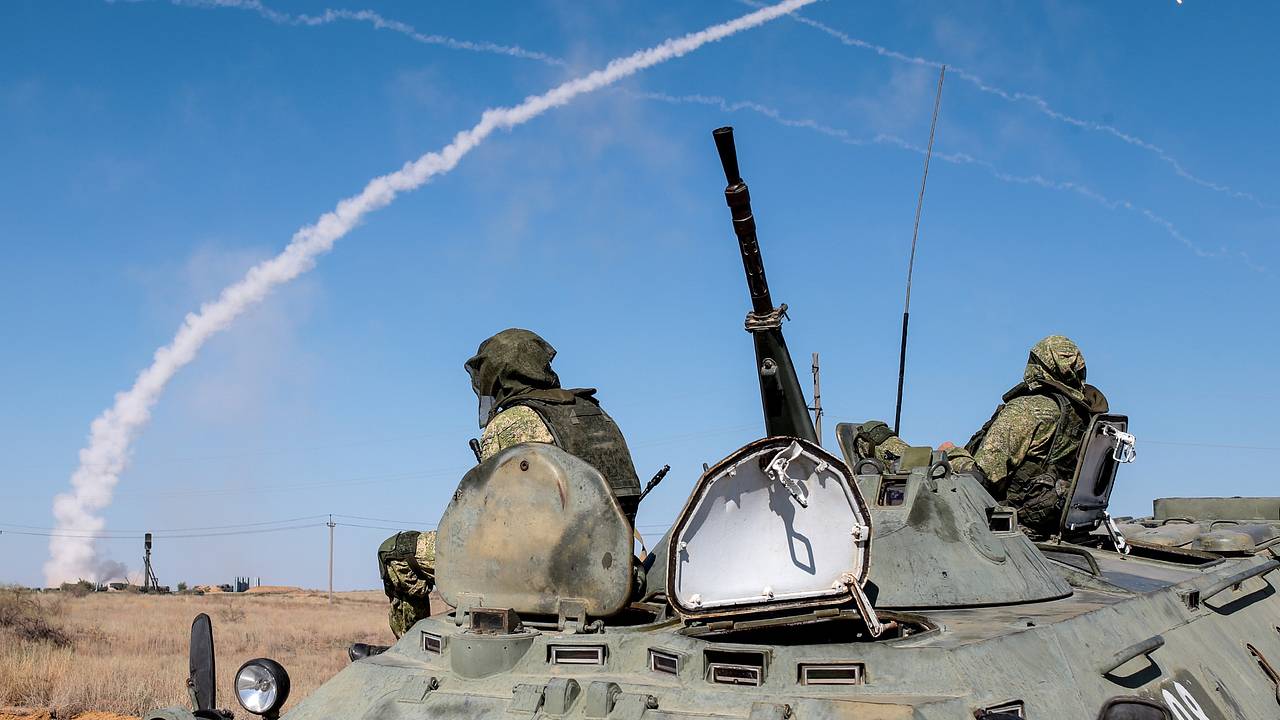 Россия сменила тактику в зоне СВО из-за ударов Storm Shadow и ATACMS. Что ждет Украину? Россия сменила тактику в зоне СВО из-за ударов Storm Shadow и ATACMS. Что ждет Украину?