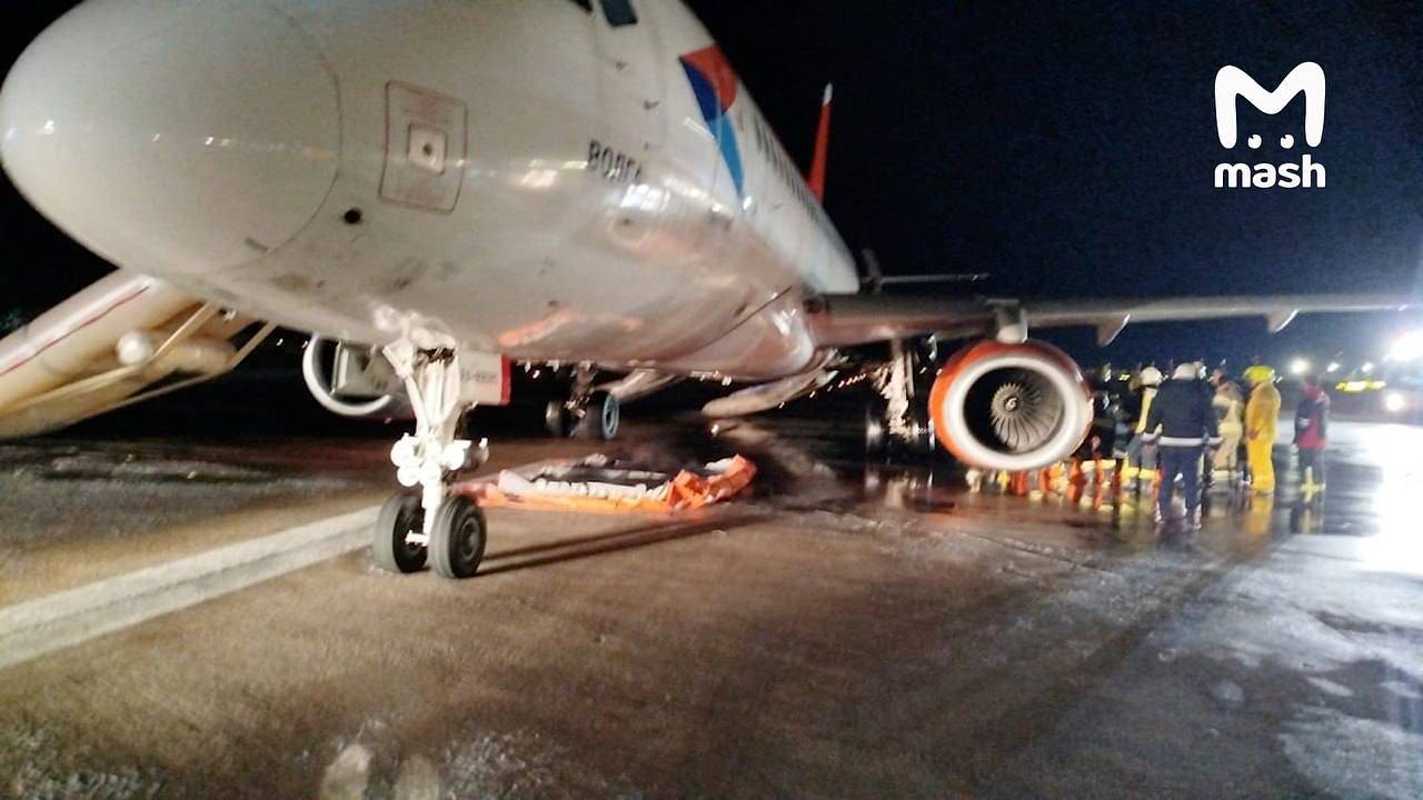 В турецкой Анталье загорелся российский Superjet 100 с пассажирами на борту. Причиной жесткой посадки стал сильный ветер В турецкой Анталье загорелся российский Superjet 100 с пассажирами на борту. Причиной жесткой посадки стал сильный ветер
