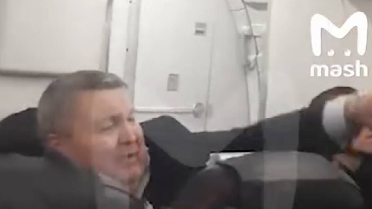 Помощник российского депутата устроил пьяный дебош в самолете и попал на видео Помощник российского депутата устроил пьяный дебош в самолете и попал на видео