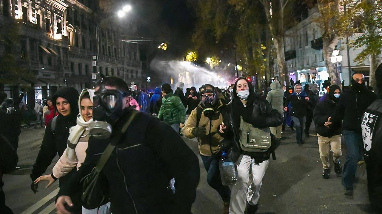 Несколько сотен протестующих перекрыли проспект около здания парламента в Грузии Несколько сотен протестующих перекрыли проспект около здания парламента в Грузии