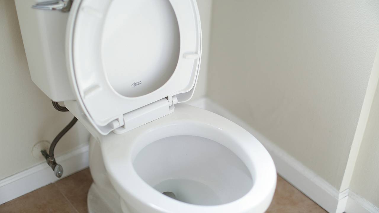 Домохозяек призвали срочно поставить в бачок унитаза пластиковую бутылку с водой Домохозяек призвали срочно поставить в бачок унитаза пластиковую бутылку с водой