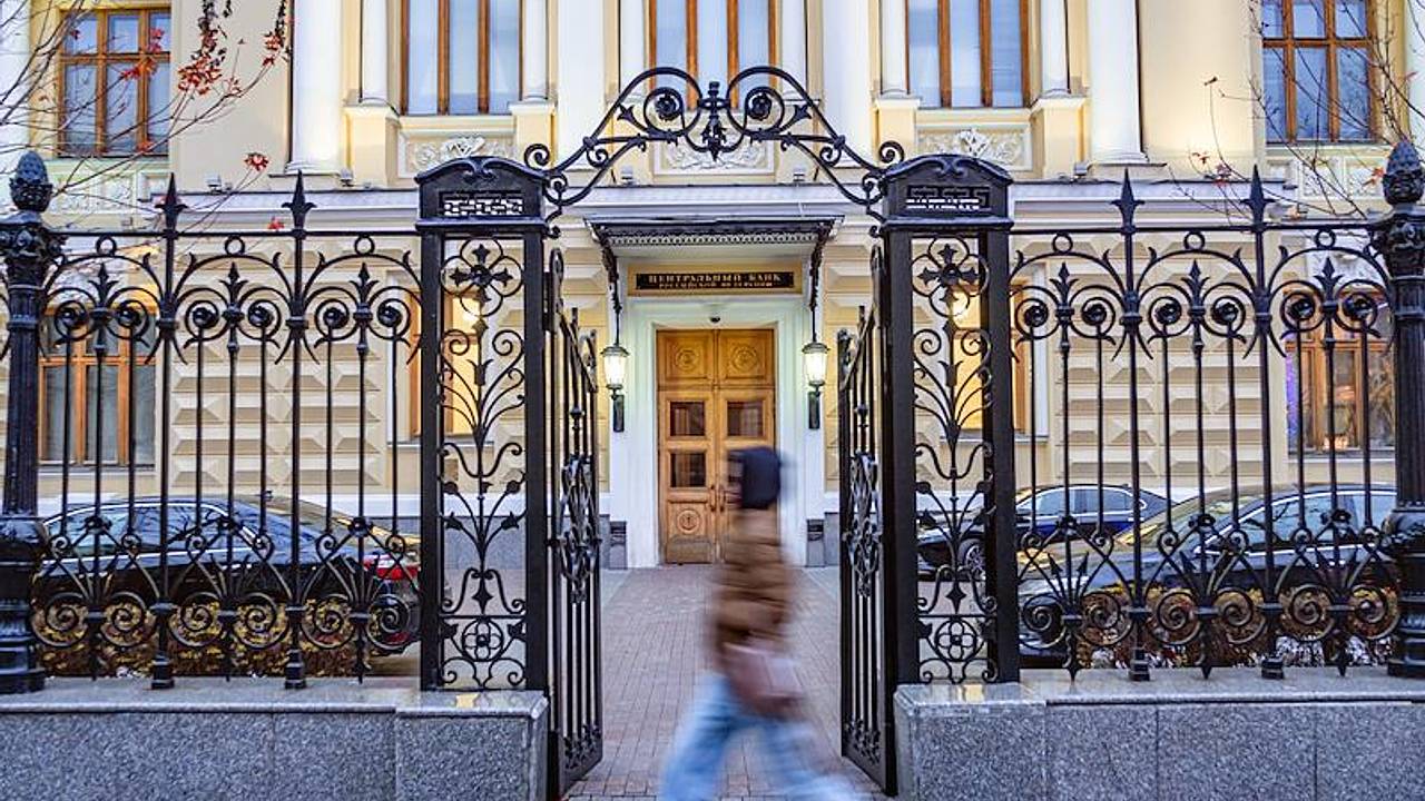 Россиян предупредили о приглашающих на работу в Центробанк мошенниках Россиян предупредили о приглашающих на работу в Центробанк мошенниках