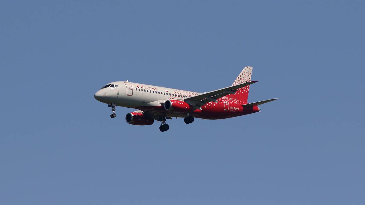 В аэропорту российского города у Superjet 100 воспламенился двигатель В аэропорту российского города у Superjet 100 воспламенился двигатель