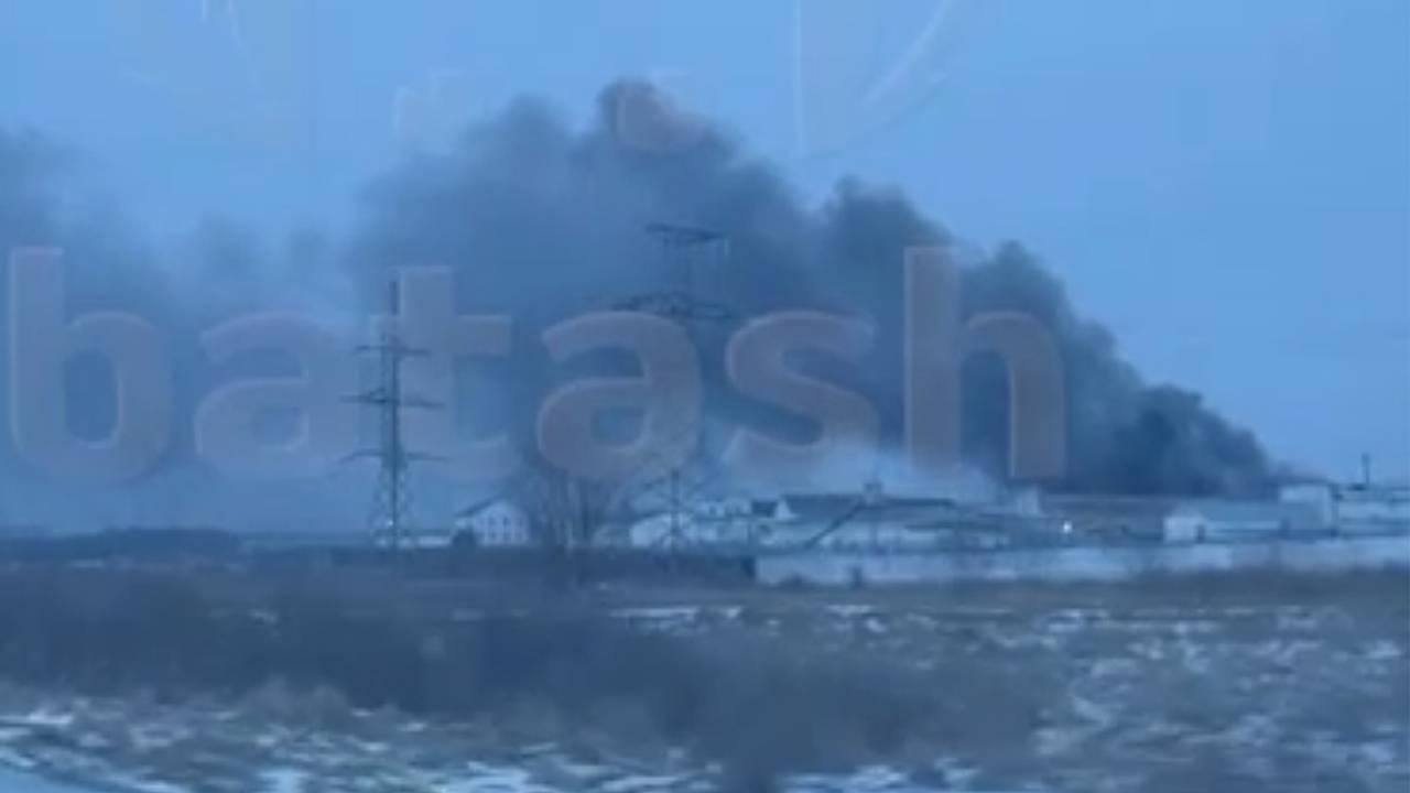 Мощный пожар в российской исправительной колонии попал на видео Мощный пожар в российской исправительной колонии попал на видео