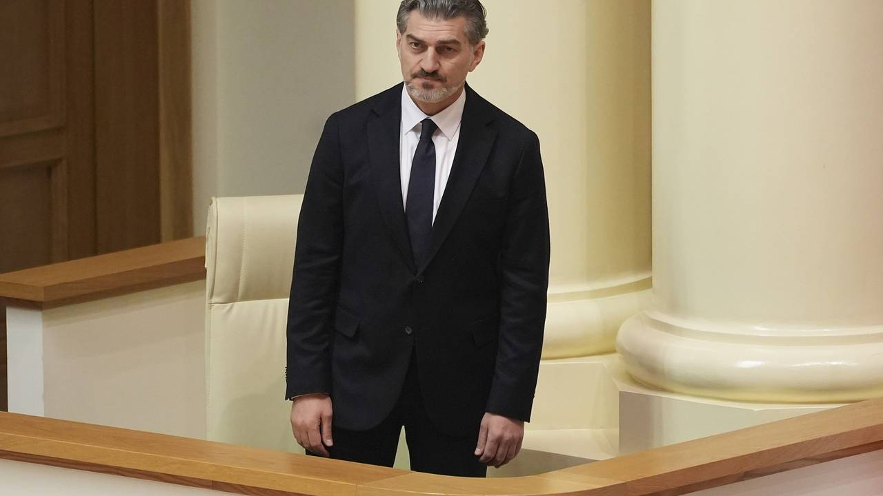 В Грузии выбрали нового президента. Главой государства стал бывший футболист. Он был единственным кандидатом на выборах В Грузии выбрали нового президента. Главой государства стал бывший футболист. Он был единственным кандидатом на выборах