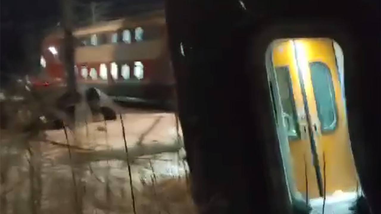 Пассажиры двухэтажного поезда пострадали в столкновении с грузовым составом под Мурманском