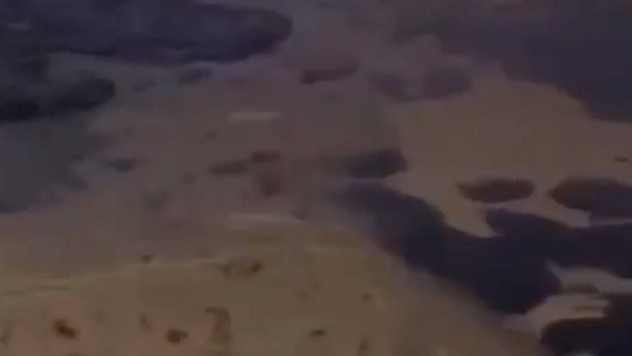 Покрытые сплошным черным слоем мазута пляжи в Анапе попали на видео Покрытые сплошным черным слоем мазута пляжи в Анапе попали на видео