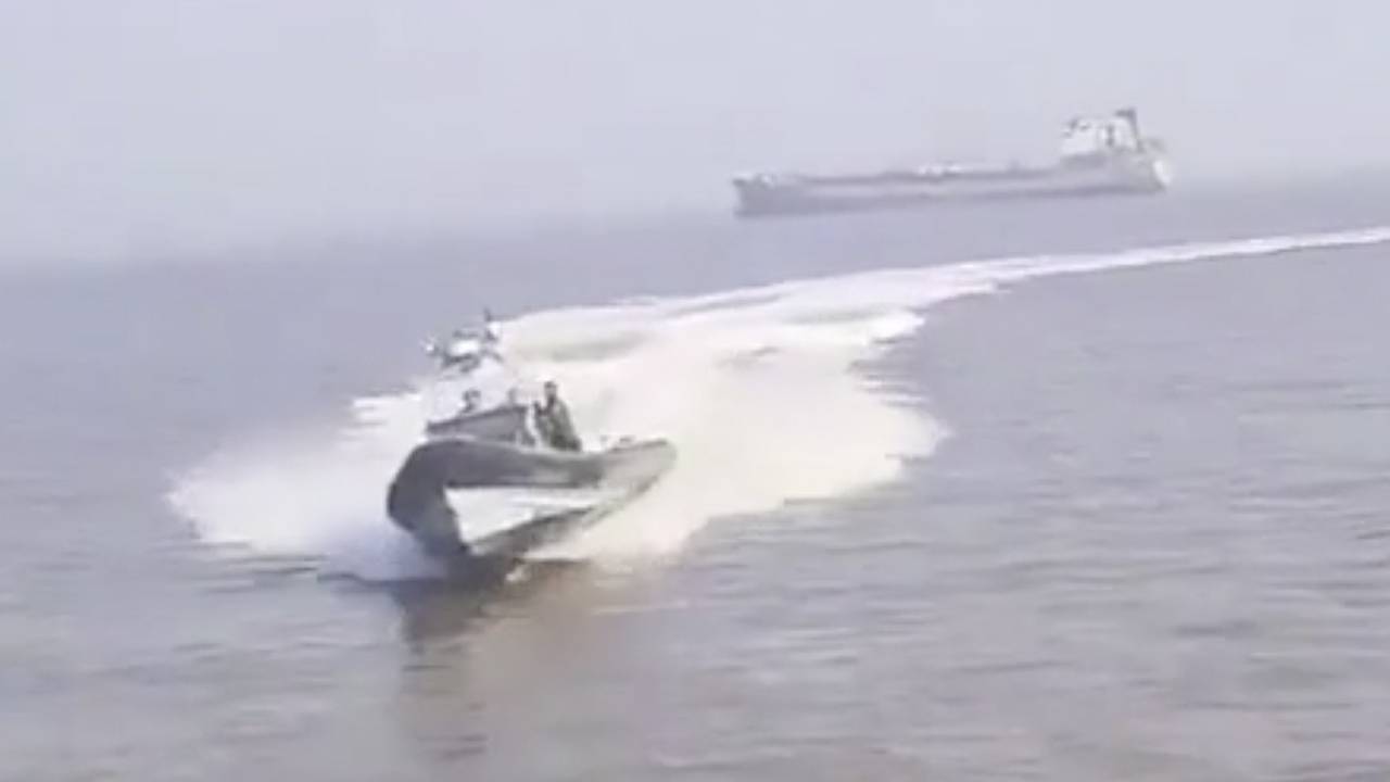 Военный катер врезался в паром с туристами, перевернул его и попал на видео Военный катер врезался в паром с туристами, перевернул его и попал на видео