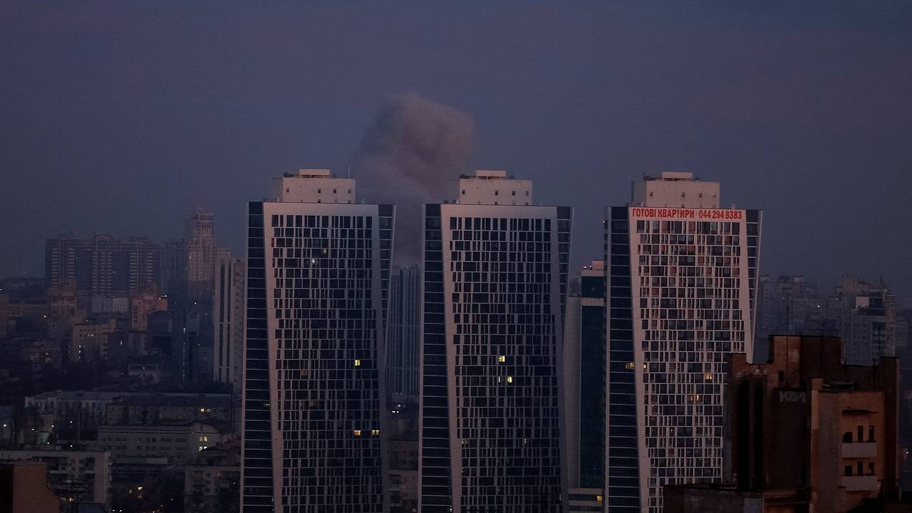 Очевидцы сообщили о пожаре в районе военного завода Артем в Киеве