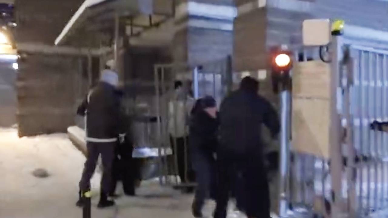 Задержание за шпионаж сотрудниками ФСБ работника режимного предприятия попало на видео Задержание за шпионаж сотрудниками ФСБ работника режимного предприятия попало на видео
