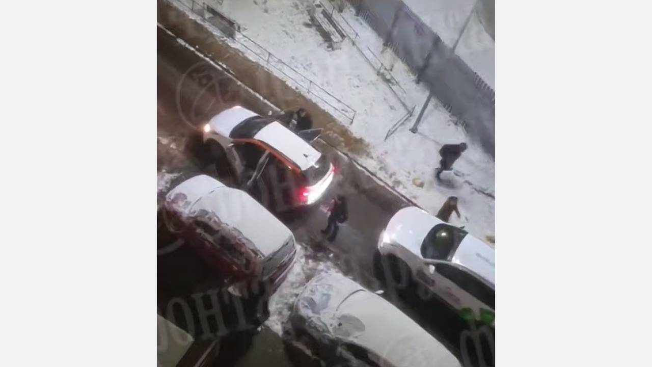 19-летнего россиянина затолкали в машину ради шутки 19-летнего россиянина затолкали в машину ради шутки