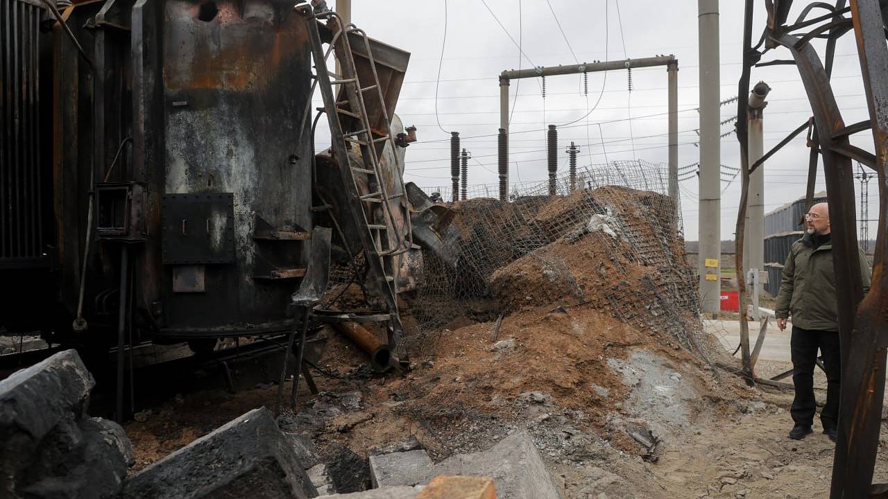 На Украине показали попавший под удар защищенный энергообъект На Украине показали попавший под удар защищенный энергообъект