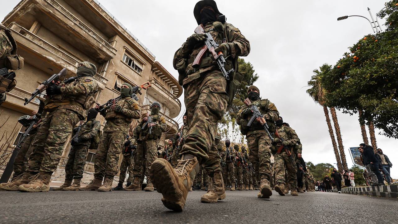 Пришедшие к власти в Сирии боевики устроили парад в Дамаске Пришедшие к власти в Сирии боевики устроили парад в Дамаске
