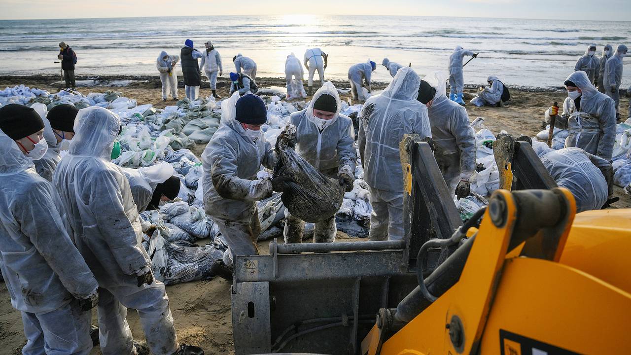 Сафонов объяснил желание помочь очищающим от мазута пляжи Краснодарского края волонтерам Сафонов объяснил желание помочь очищающим от мазута пляжи Краснодарского края волонтерам